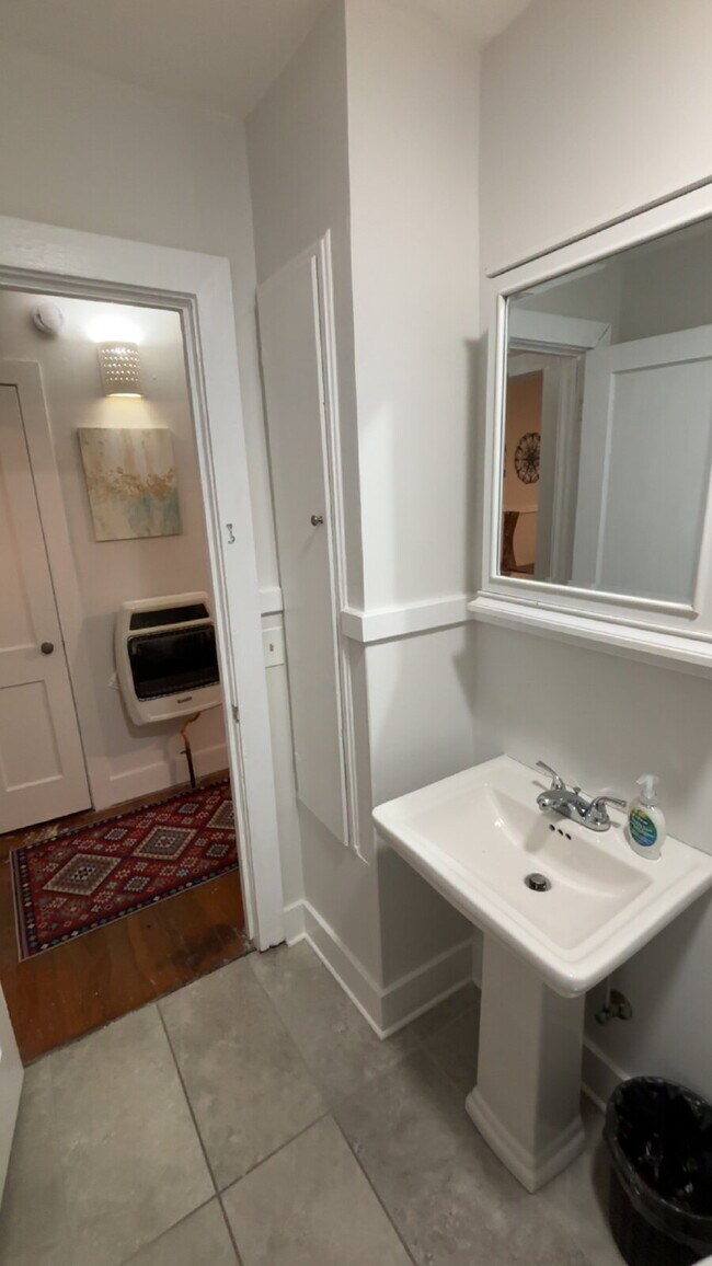 Building Photo - Furnished One Bed in Belhaven