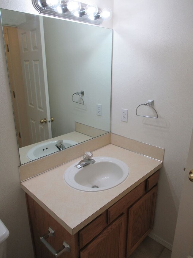 Building Photo - Two Bedroom Duplex in McMinnville