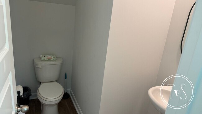 Building Photo - RATE DROP ALERT! (was $2240/month)