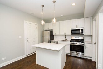 Building Photo - Renovated 1 Bed in the Heart of North Cent...