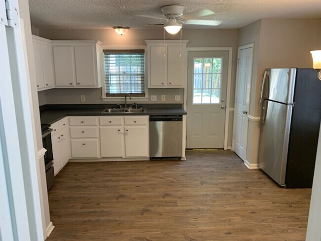 Building Photo - 106 Winterberry Ln