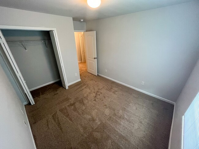 Building Photo - Beautiful 3 bedroom, 2 1/2 bathroom home i...