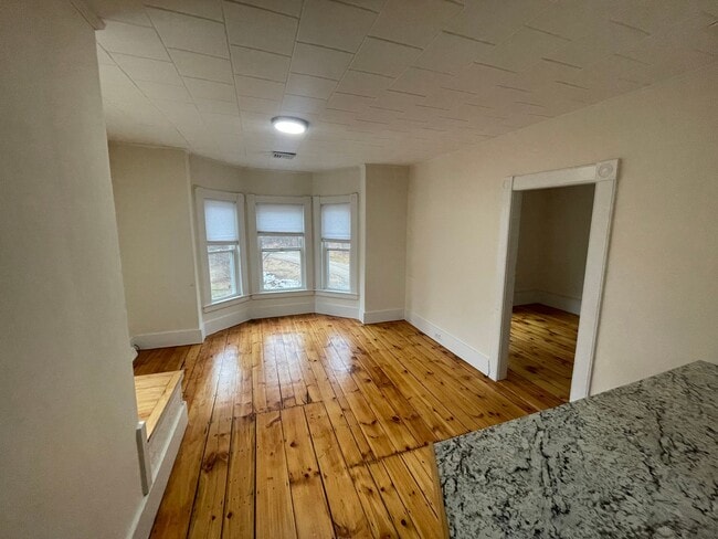 Building Photo - Spacious 3 Bedroom Unit