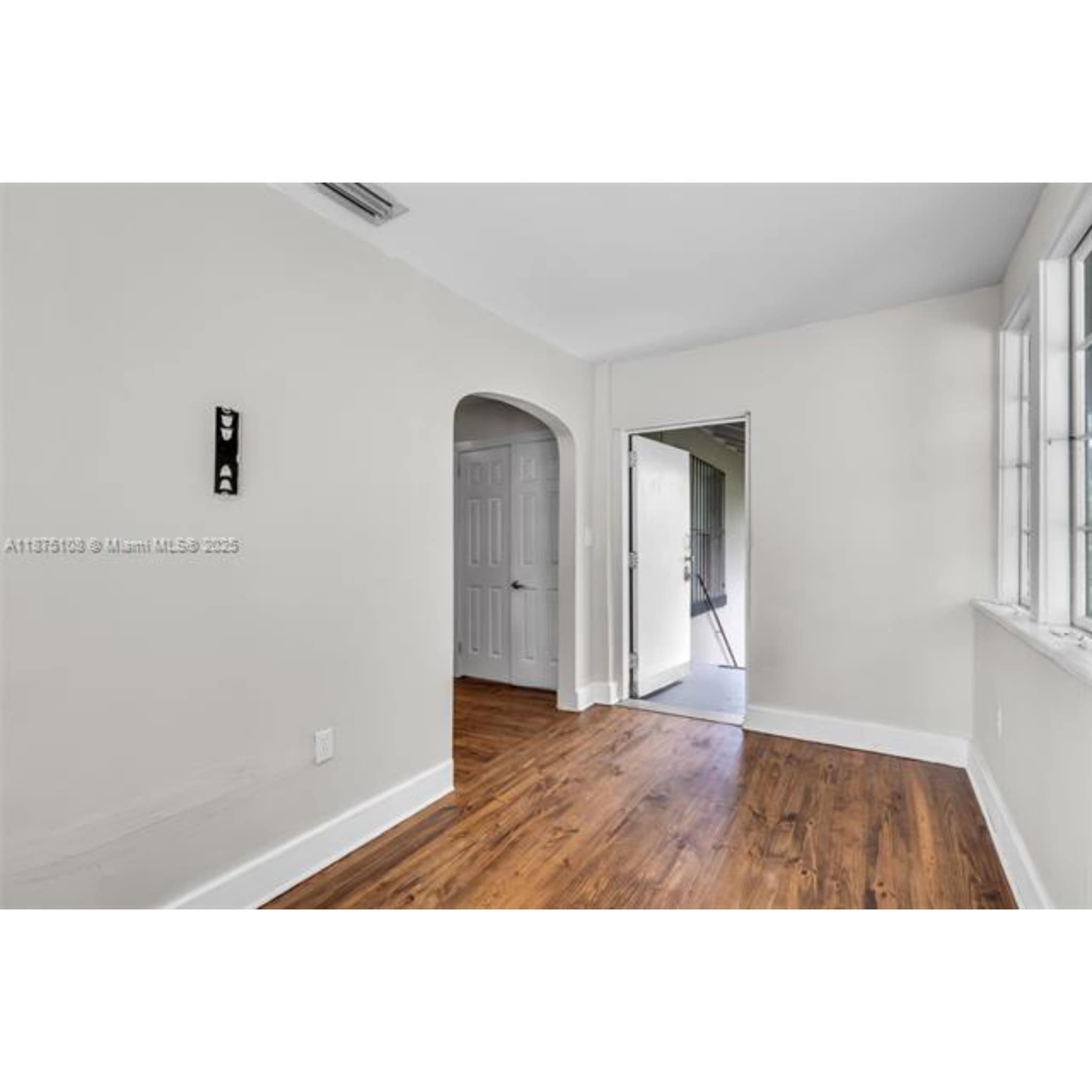 Building Photo - 314 NE 26th Ter