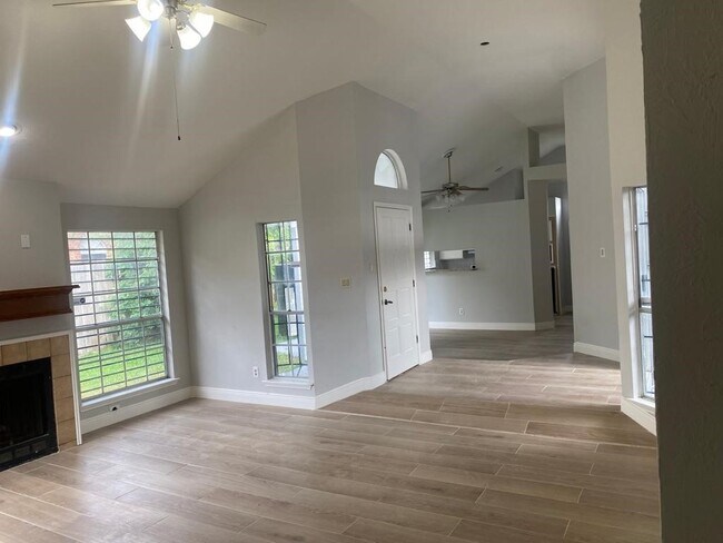 Building Photo - 9339 Stonecreek Ln