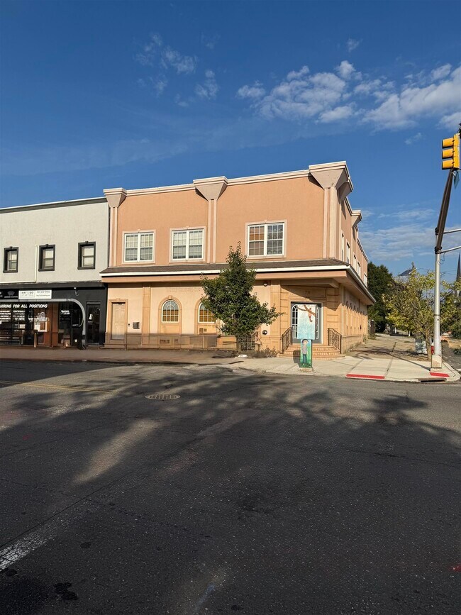 Building Photo - 729-731-731 Broadway