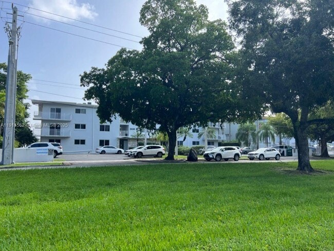 Building Photo - 2430 NE 135th St