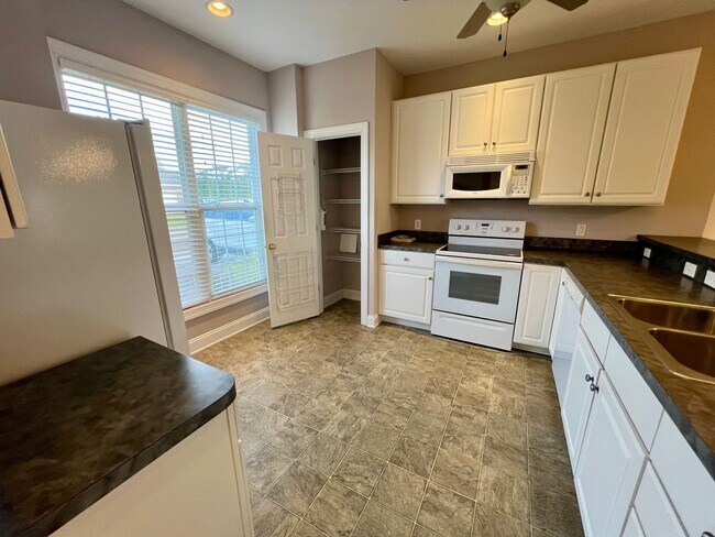 Building Photo - 2 Bedroom Townhouse in Campbell County