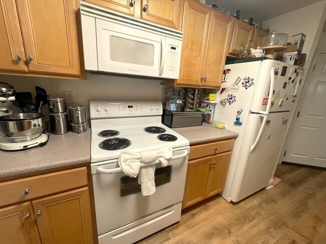 Building Photo - Reduced! Impeccably Maintained, Move-in Re...