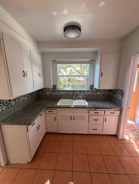 Building Photo - 10810 Camarillo St