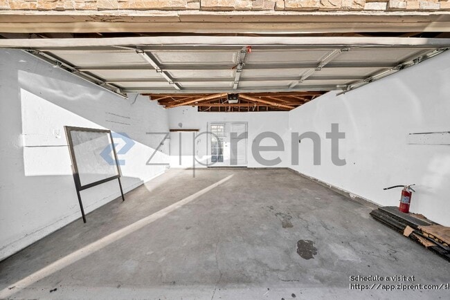 Building Photo - 301 Maxine Ave