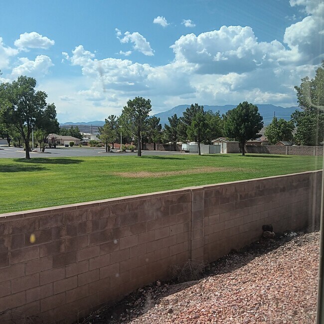 Building Photo - Well-maintained 3 bed/2 bath condo near Sky Mountain golf course.