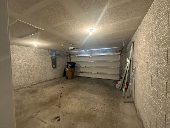 Building Photo - Beautiful 2 Bedroom 2 Bath