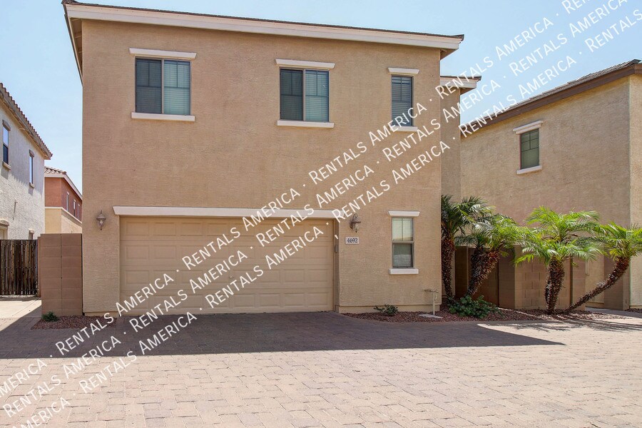 Building Photo - 4692 E Laurel Ave
