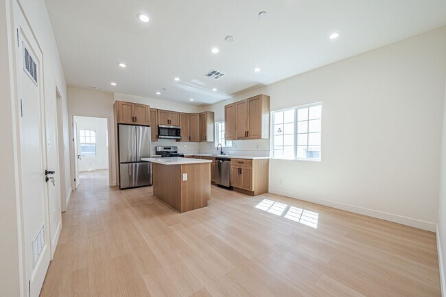 Building Photo - Modern Upstairs 3-Bed/2-Bath at 4222 – 1 M...