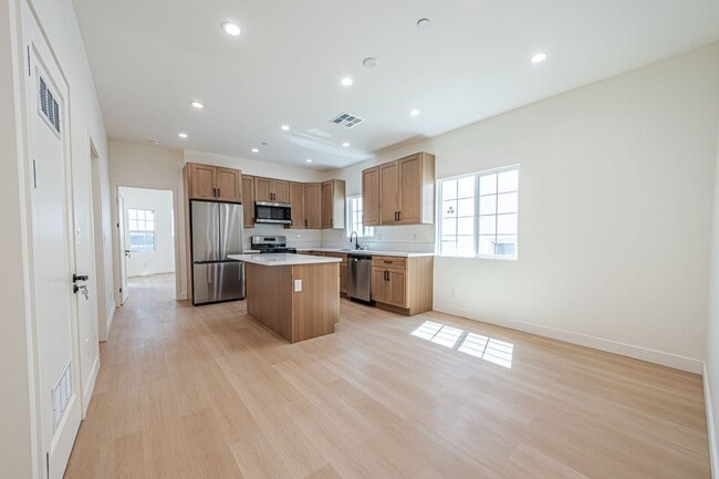 Building Photo - Modern Upstairs 3-Bed/2-Bath at 4222 – Two...
