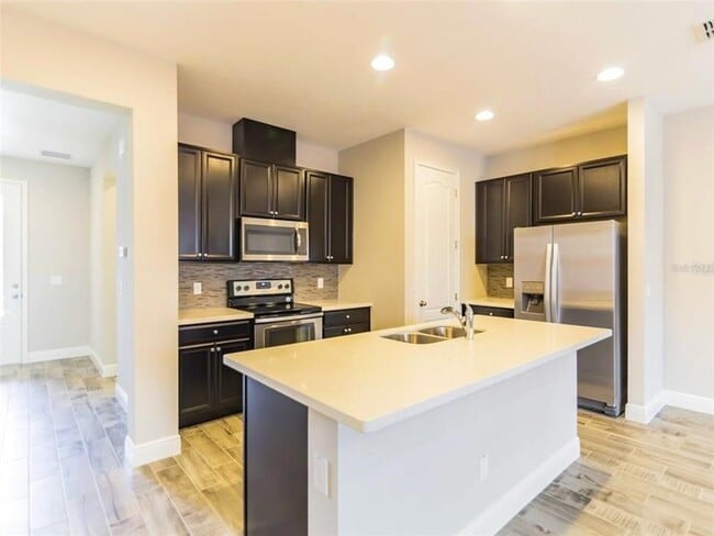 Building Photo - 15470 Honeybell Dr