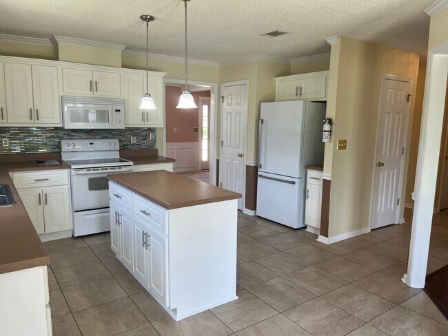 Building Photo - 4010 Nantucket Cir