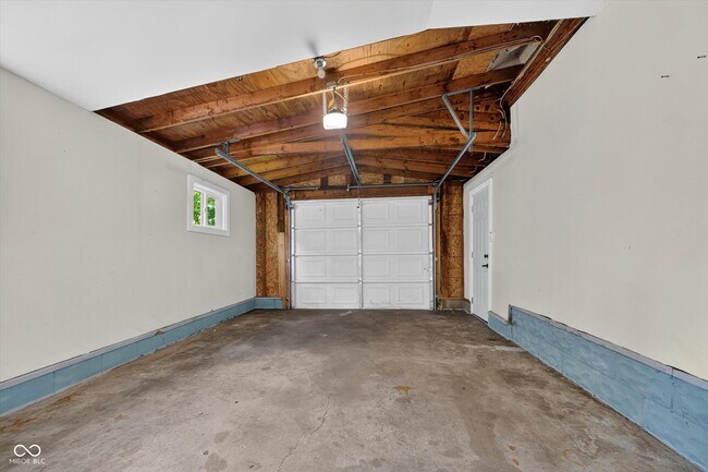 Building Photo - 320 W 39th St