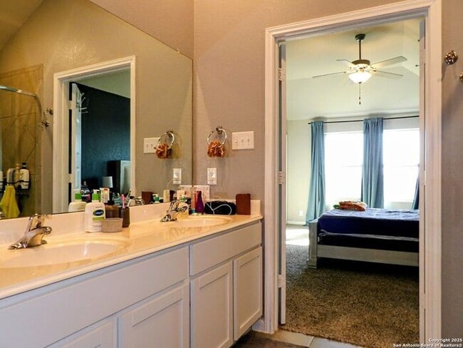 Building Photo - Beautiful and Spacious 4 Bedroom