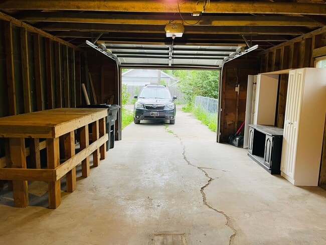 Building Photo - 3 bedroom house - Pet Friendly, Garage, Fenced Yard