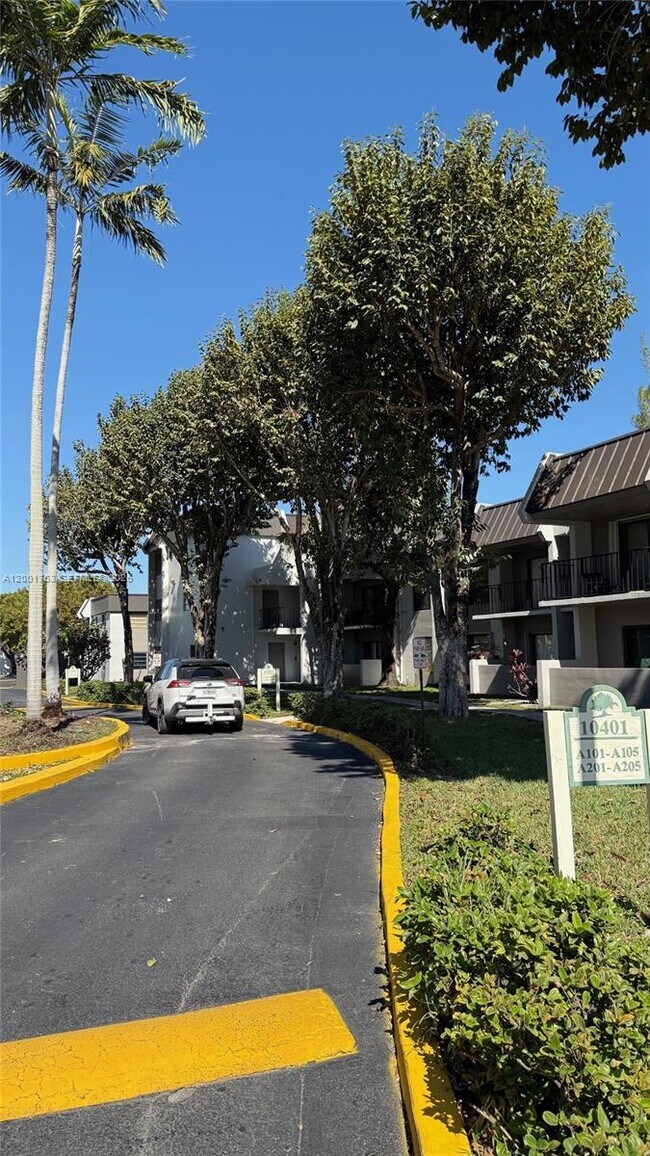 Building Photo - 10403 N Kendall Dr