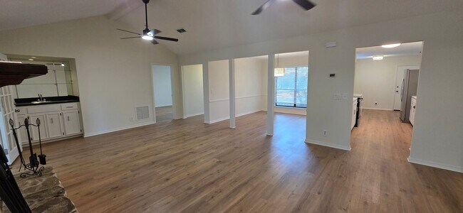 Building Photo - Large 4 Bedroom Located in Arlington!