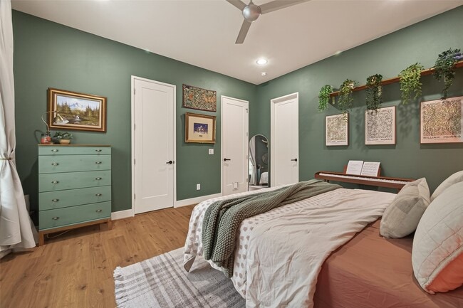 Building Photo - 1113 W 15th 1/2 St