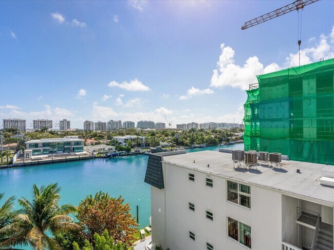 Building Photo - 9521 E Bay Harbor Dr