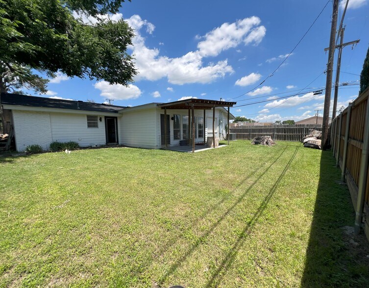 Building Photo - 1702 Bristol Ct N