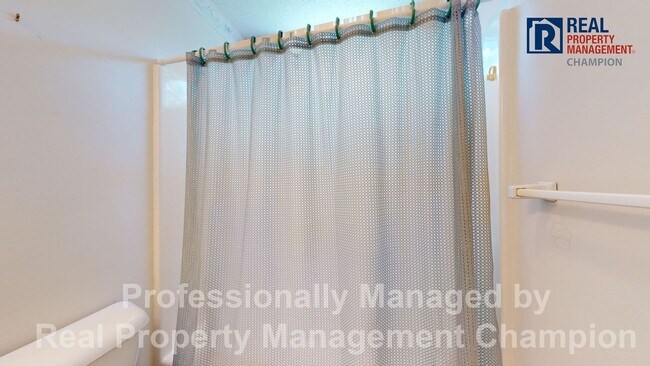 Building Photo - Vintage 3 Bedroom 2 Bathroom in the coveted Fairfield Harbour Subdivision!