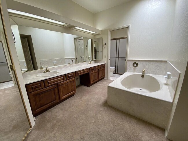 Building Photo - Spacious 2bd/2bath + Den home in Catalina ...