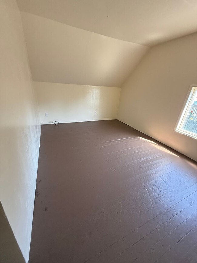Building Photo - 3bd 1 1/2 ba