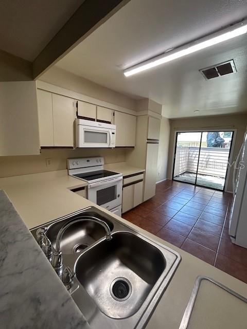 Building Photo - 564 Albany Pl