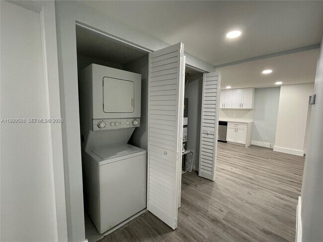 Building Photo - 4725 SW 62nd Ave