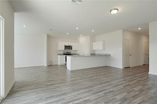 Building Photo - 5521 Fox Blf Dr