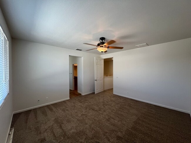 Building Photo - 5 bedroom home located in Sylvan School District!