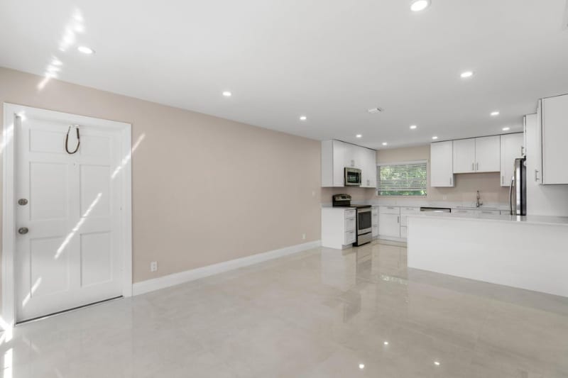 Building Photo - 301 SE 12th Ave