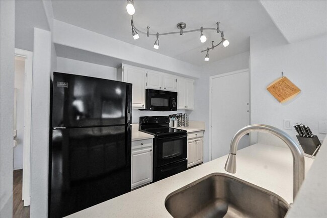 Building Photo - 555 E Silverado Ranch Blvd