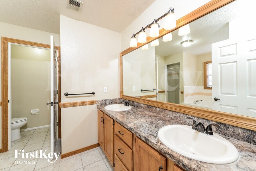 Building Photo - 870 Stone Chapel Ct