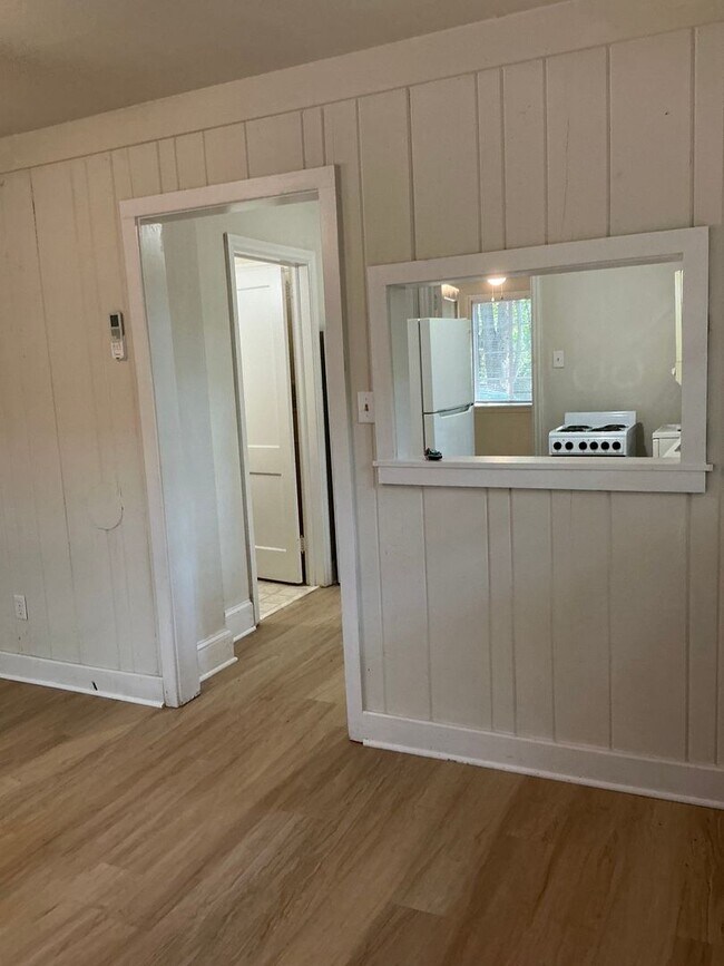 Building Photo - 1 Bedroom/ 1 Bath Cottage off Prince Avenue! Available soon!