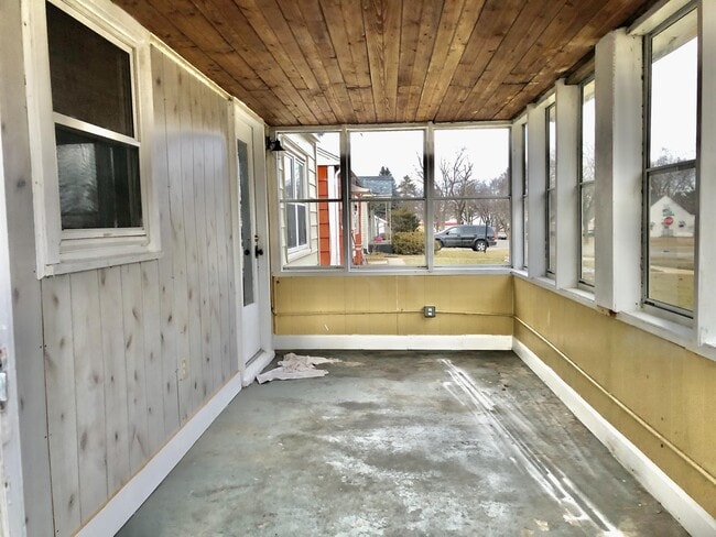 Building Photo - 924 N Sunset Ave