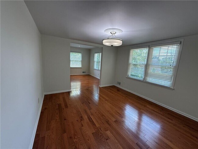 Building Photo - 800 Glenairy Dr NE