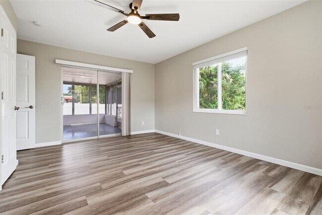 Building Photo - 2465 Brentwood Dr