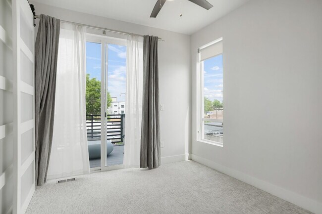 Building Photo - Stylish Sloan’s Lake Townhome with Rooftop...