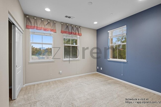 Building Photo - 137 Burbank St