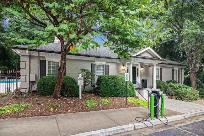 Building Photo - 3115 Pine Heights Dr NE