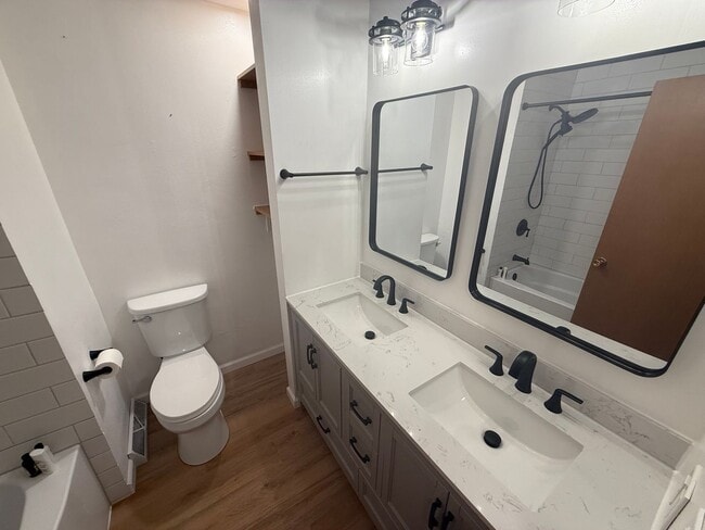 Building Photo - Updated 3BR Home in Prime Wauwatosa Locati...