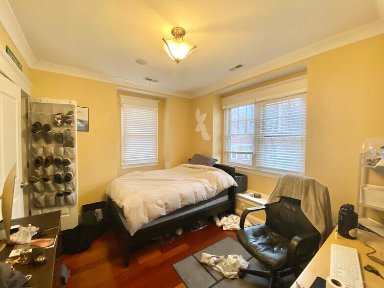 Building Photo - 15 Eldora St