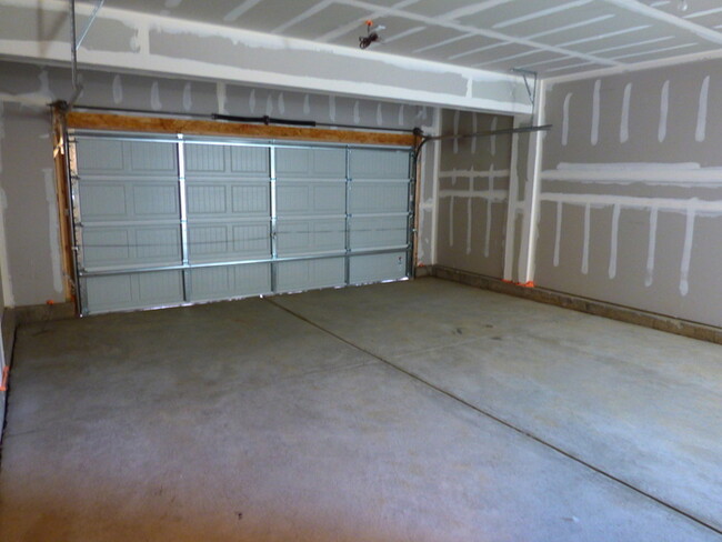 Building Photo - Spacious 3 Bedroom Home in Heron Pointe Su...